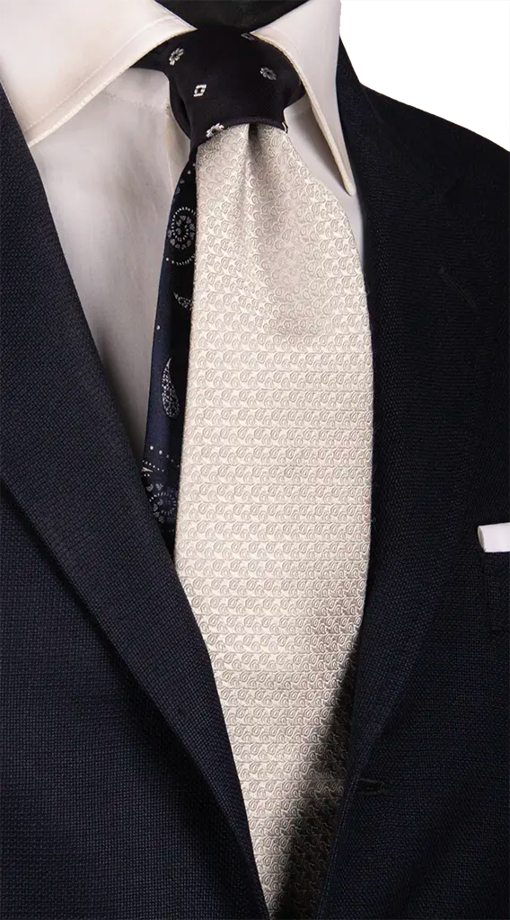 Cravatta Cerimonia Grigio Argento Paisley Nodo in Contrasto Blu Fanatsia Grigio Argento Made in italy Graffeo Cravatte
