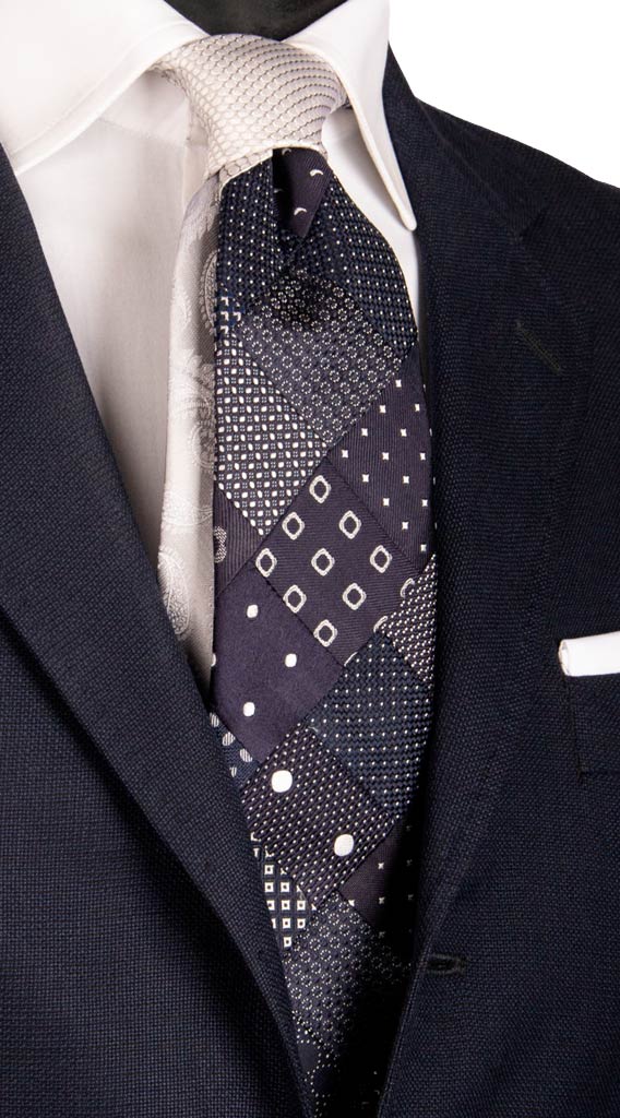 Cravatta Micro Mosaico Patchwork di Seta Blu Fantasia Grigio Argento Made in Italy Graffeo Cravatte