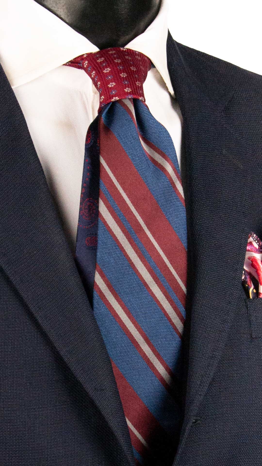 Cravatta Regimental di Seta Blu con Righe Grigio Bordeaux Nodo in Contrasto Rosso Bordeaux Fantasia Grigio Azzurro N3379 Made in Italy Graffeo Cravatte