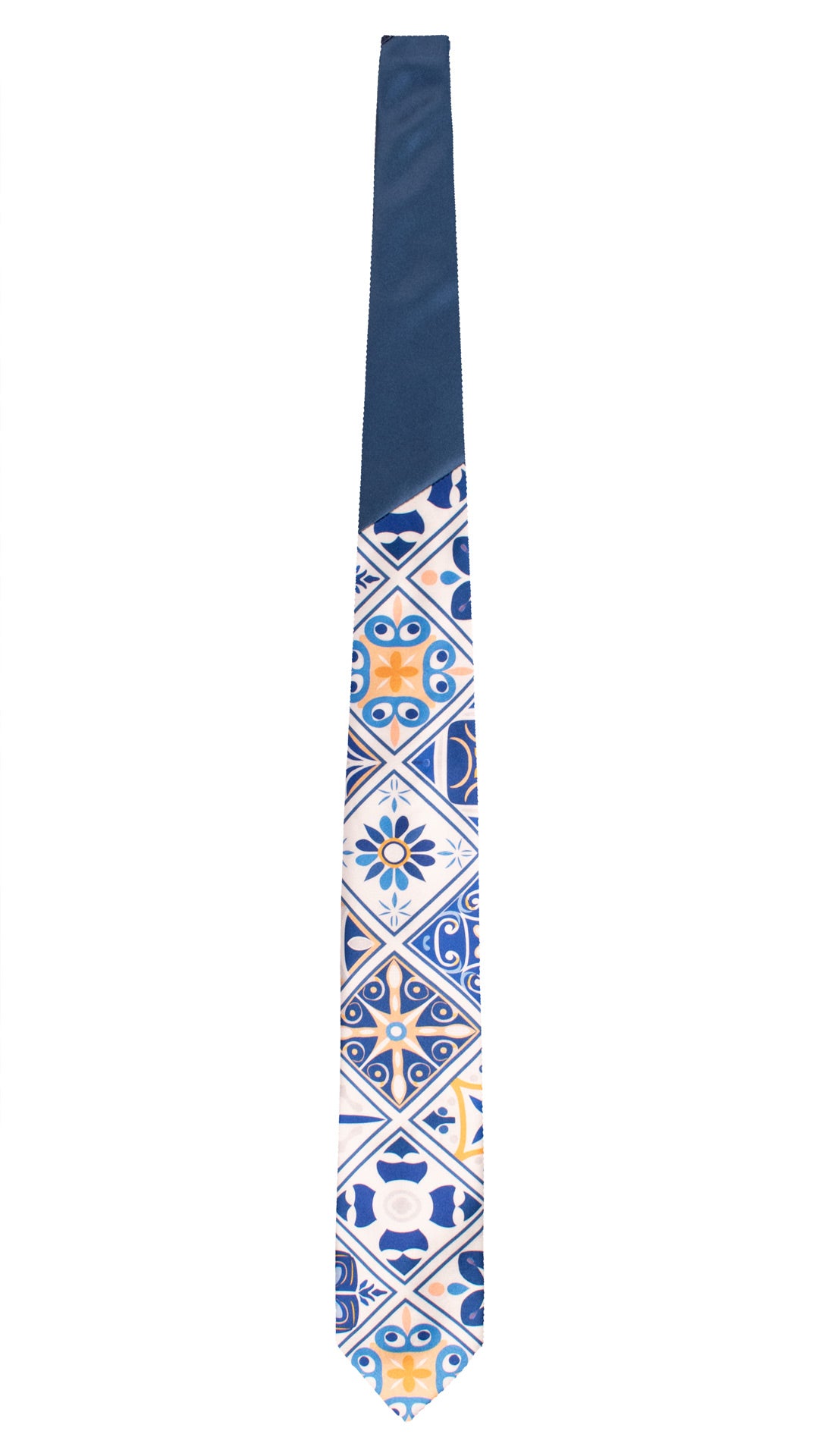 Cravatta Siciliana Stampa di Raso Bianca con Maioliche Giallo Ocra Blu Nodo in Contrasto Blu N3259 Made in Italy Graffeo Cravatte Intera