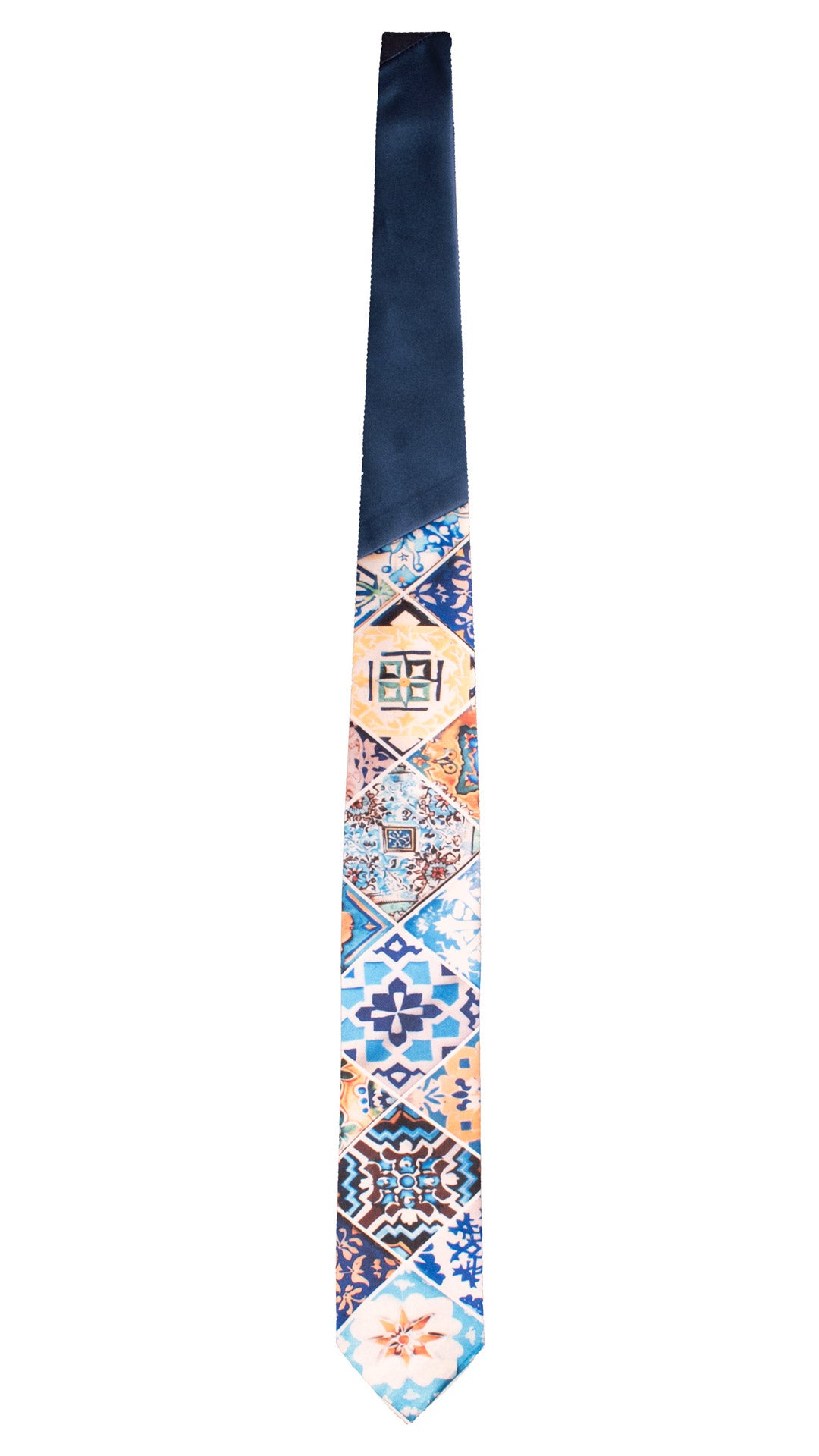 Cravatta Siciliana Stampa di Raso con Maioliche Multicolor Nodo in Contrasto Blu N3510 Made in Italy Graffeo Cravatte Intera