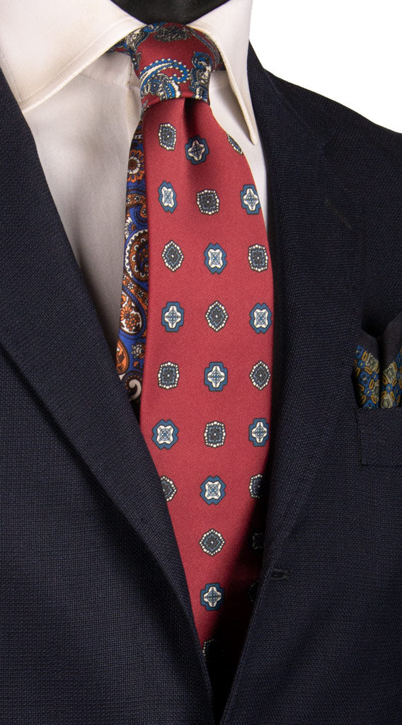 Cravatta Stampa Bordeaux Fantasia Blu Celeste Nodo in Contrasto Bordeaux Paisley Bluette Bianco N3191 Made in Italy Graffeo Cravatte