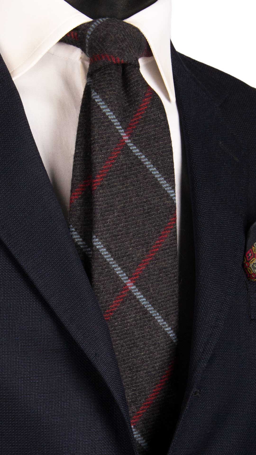Cravatta-a-Quadri-in-Lana-Cashmere-Grigio-Scuro-con-Righe-Celesti-Rosse-L1069