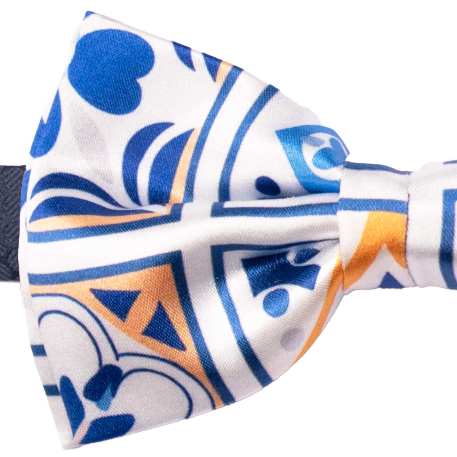 Papillon Annodato Siciliano Stampa di Raso Bianco con Maioliche Giallo Ocra Blu PS307 Made in Italy Graffeo Cravatte Dettaglio