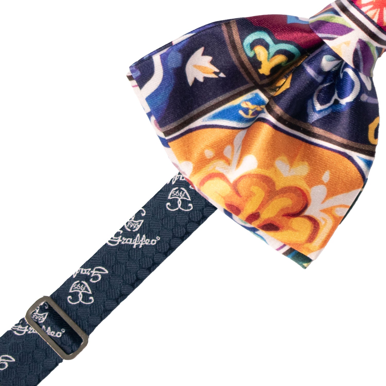 Papillon Annodato Siciliano Stampa di Raso con Maioliche Multicolor PS250 Made in Italy Graffeo Cravatte Pre-Tied