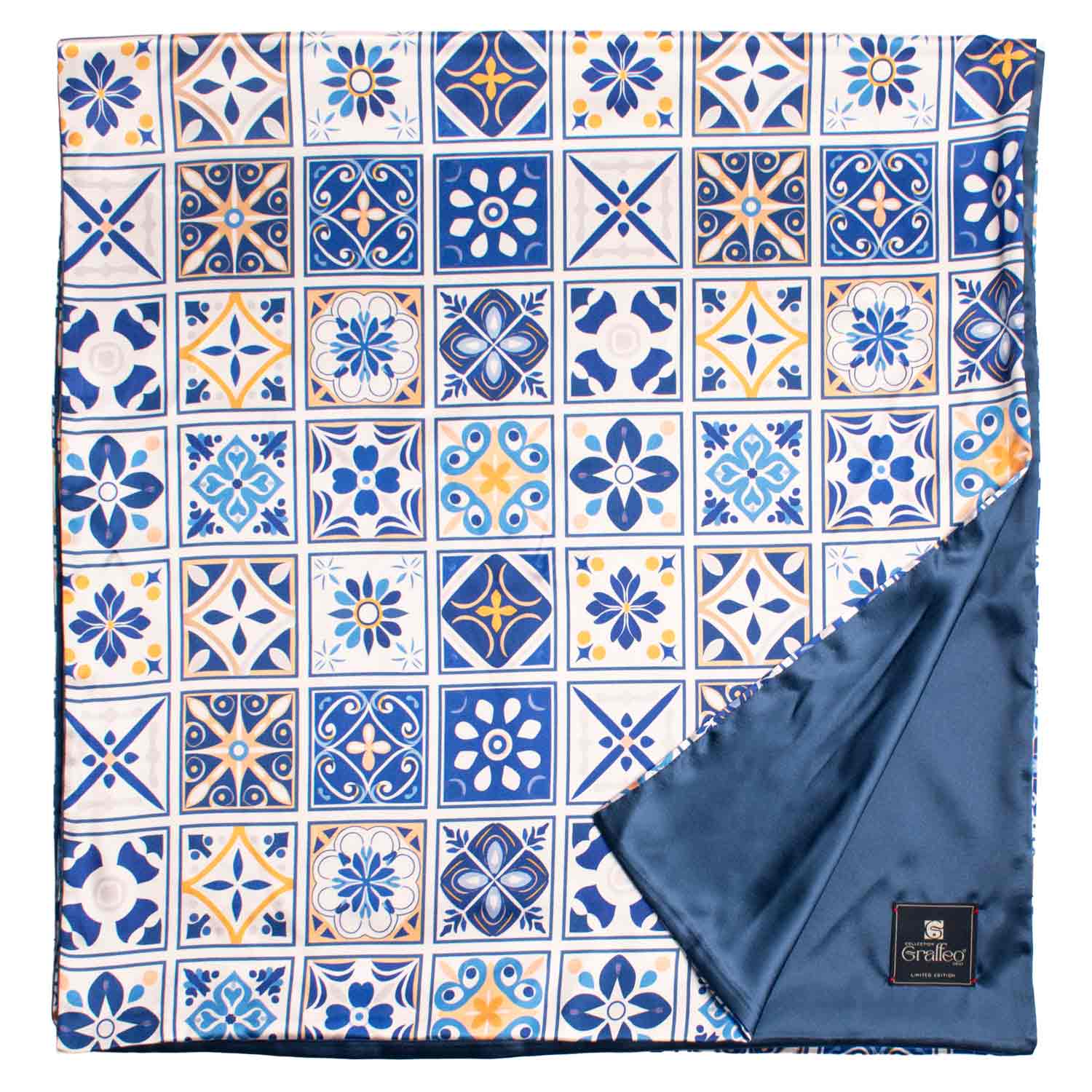 Sciarpa Siciliana Stampa di Raso Bianca con Maioliche Giallo Ocra Blu S15 Made in Italy Graffeo Cravatte Retro