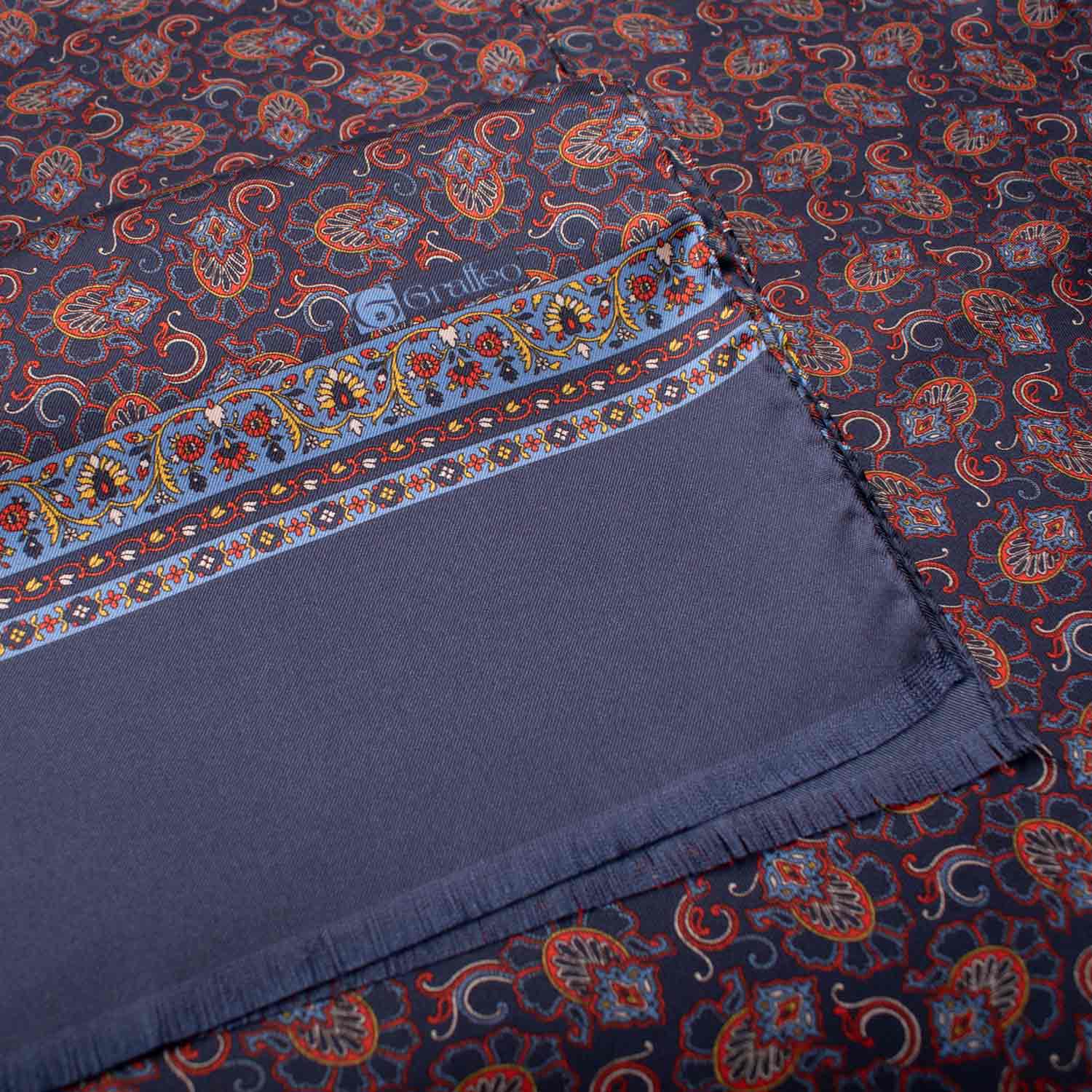 Sciarpa-ad-una-Foglia-di-Seta-Blu-Fantasia-Multicolor-SF65
Dettaglio