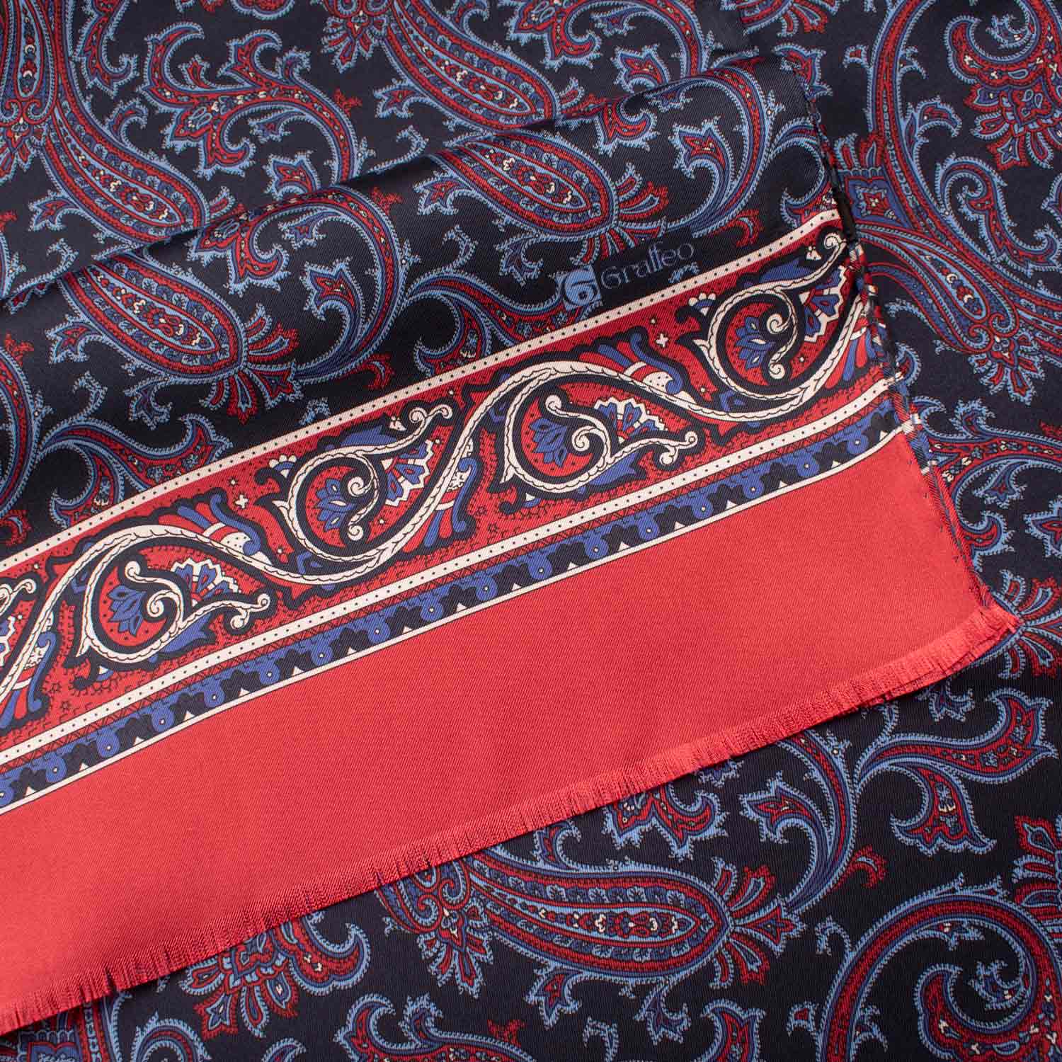 Sciarpa-ad-una-Foglia-di-Seta-Blu-Paisley-Rosso-Celeste-SF26_d2a18bc3-0a32-49bc-8e31-603d071e75ea
Dettaglio
