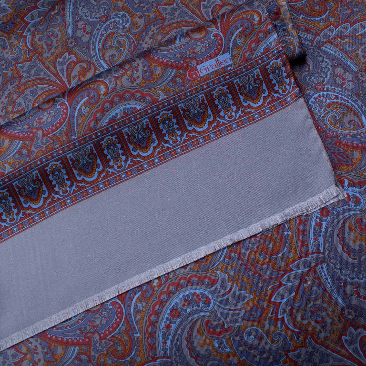 Sciarpa-ad-una-Foglia-di-Seta-Grigia-Paisley-Multicolor-SF50
Dettaglio