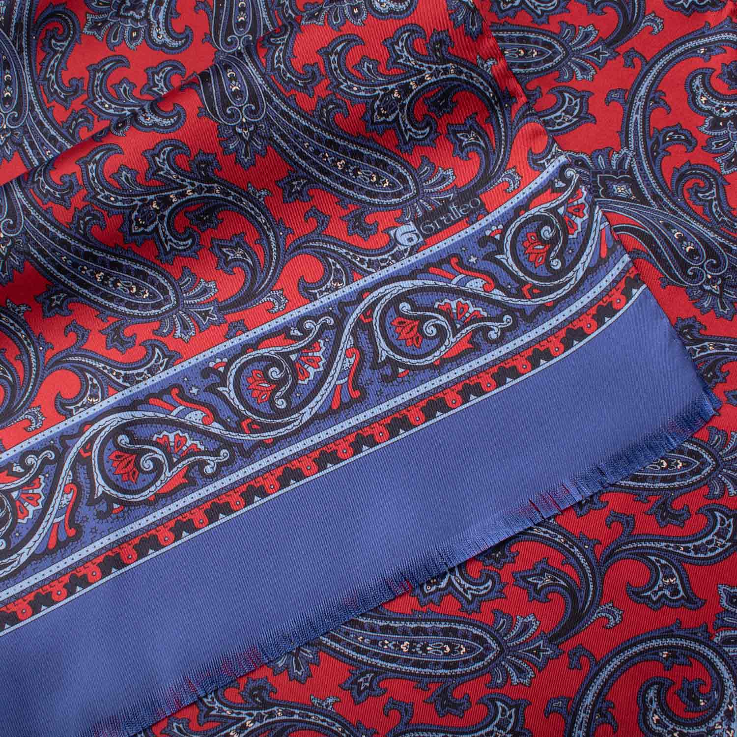 Sciarpa-ad-una-Foglia-di-Seta-Rossa-Paisley-Bluette-Celeste-SF27
Dettaglio