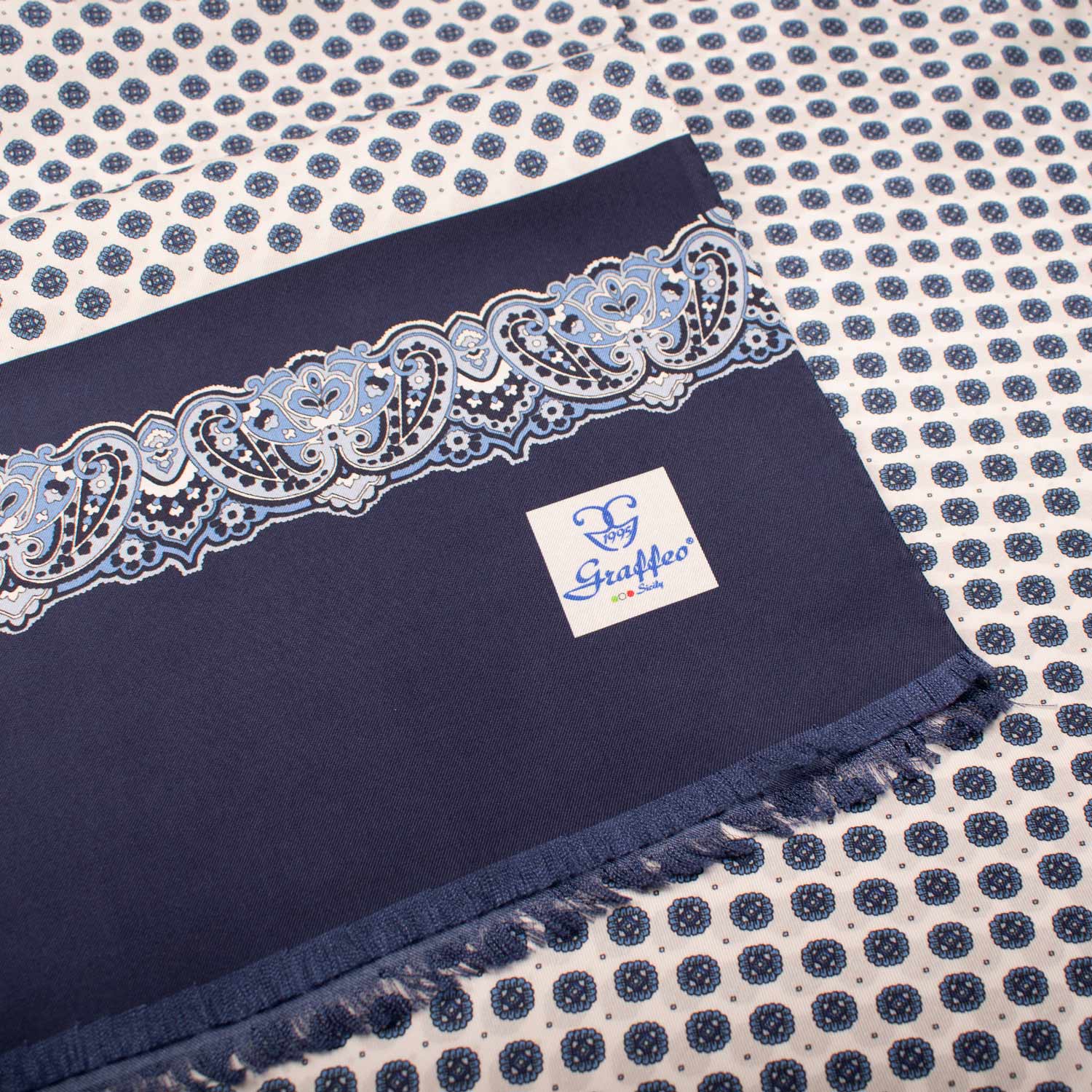 Sciarpa ad una Foglia in Seta Bianca a Fantasia Blu Bluette Celeste Made in Italy Graffeo Cravatte Dettaglio