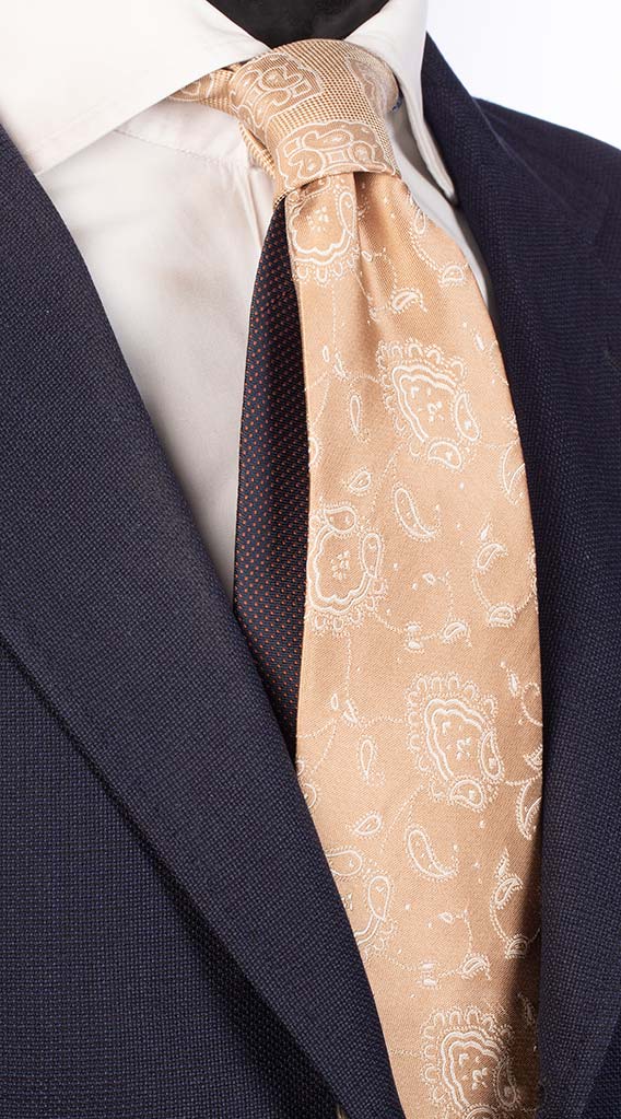 Cravatta Beige Chiaro Fantasia Bianca Nodo In Contrasto Beige Chiaro Medaglioni Bianchi Made in Italy Graffeo Cravatte