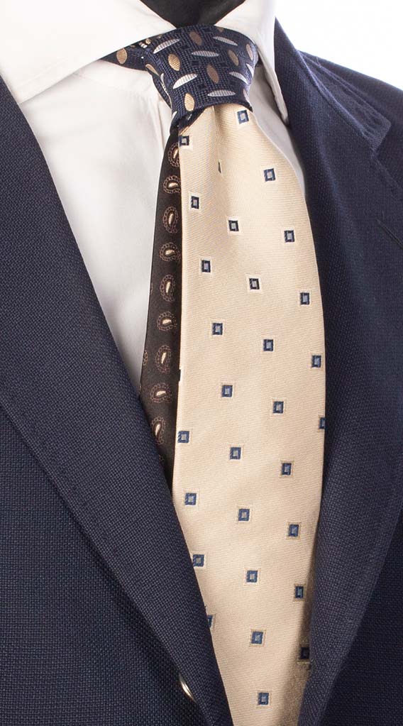 Cravatta Beige Chiaro Fantasia Blu Nodo in Contrasto Blu Fantasia Grigia Beige Made in Italy Graffeo Cravatte