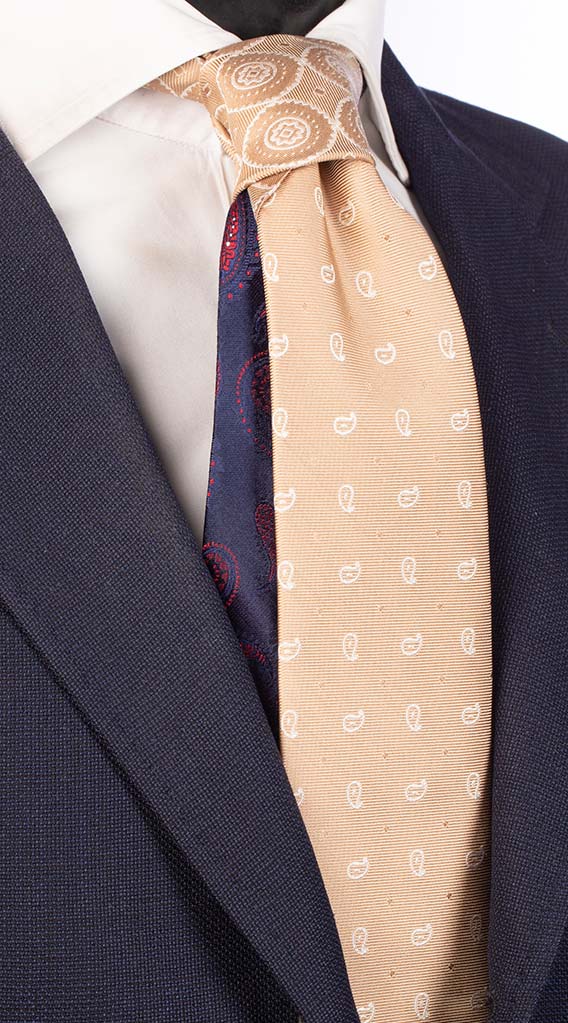 Cravatta Beige Chiaro Paisley Bianco Nodo in Contrasto Beige Chiaro Fantasia Bianca Made in Italy Graffeo Cravatte