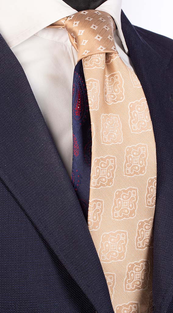Cravatta Beige Medaglioni Bianchi Nodo In Contrasto Beige Fantasia Bianca Made in Italy Graffeo Craavtte