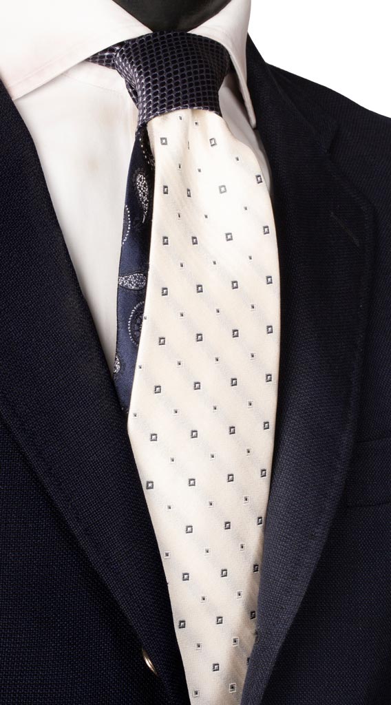 Cravatta Bianca Perla Fantasia Grigia Nodo in Contrasto Fantasia Blu Grigio Made in Italy Graffeo Cravatte