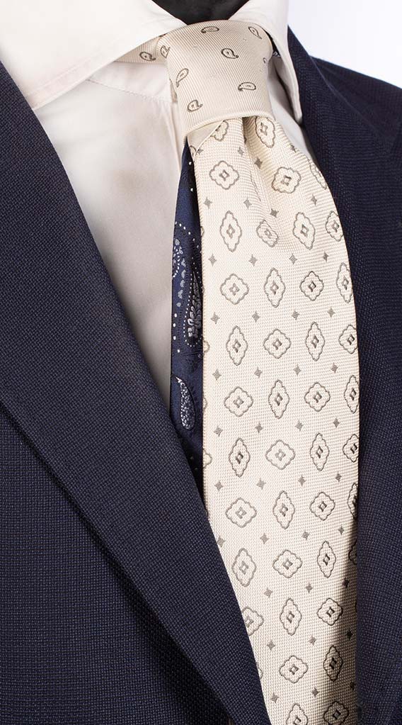 Cravatta Bianco Perla Micro Fantasia Grigia Nodo a Contrasto Bianco Perla Micro Paisley Grigio Made in Italy Graffeo Cravatte