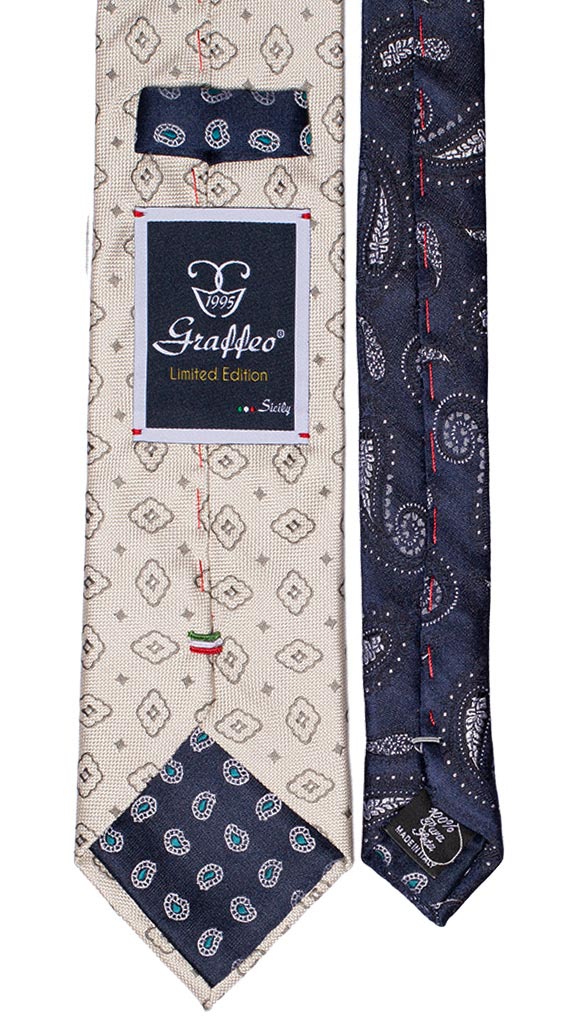 Cravatta Bianco Perla Micro Fantasia Grigia Nodo a Contrasto Bianco Perla Micro Paisley Grigio Made in Italy Graffeo Cravatte Pala