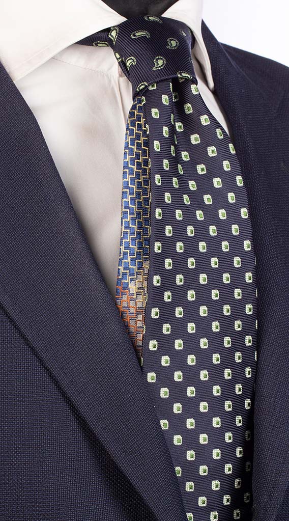 Cravatta Blu Fantasia Verde Bianco Nodo a Contrasto Blu Paisley Verde Made in Italy Graffeo Cravatte