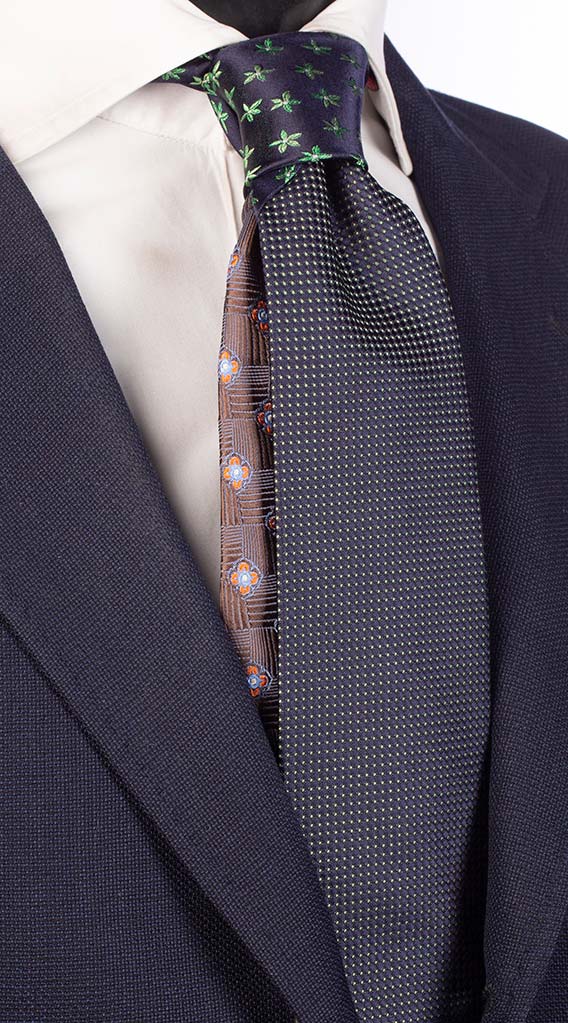 Cravatta Blu Punto a Spillo Verde Nodo in Contrasto Blu a Fiori Verde Bianchi Made in Italy Graffeo Cravatte