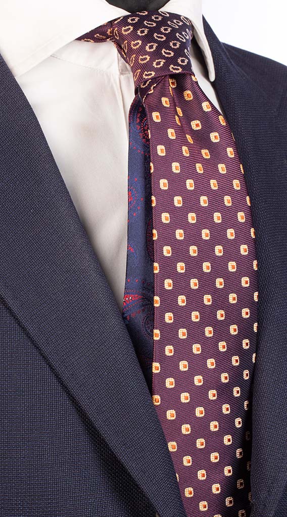 Cravatta Bordeaux Fantasia Arancione Bianco Nodo a Contrasto Bordeaux Paisley Arancione Bianco Made in Italy Graffeo Cravatte