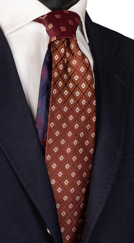 Cravatta Bordeaux Fantasia Marrone Bianca Nodo in Contrasto Bordeaux Fantasia Made in Italy Graffeo Cravatte