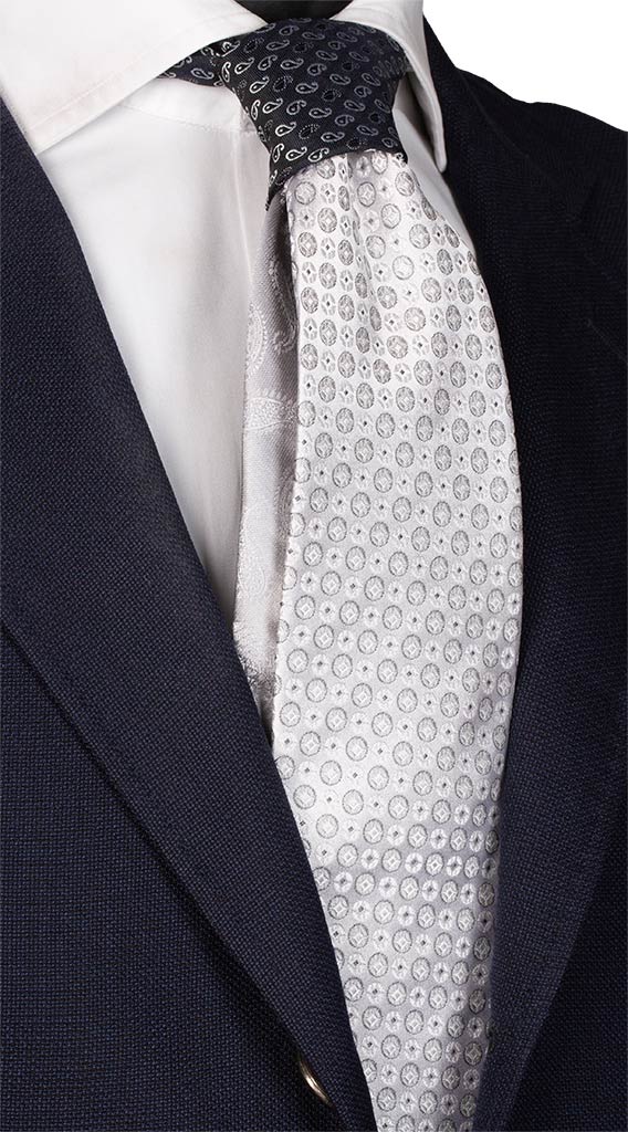 Cravatta Cerimonia Fantasia Grigio Argento Nodo in Contrasto Nero Paisley Made in Italy Graffeo Cravatte
