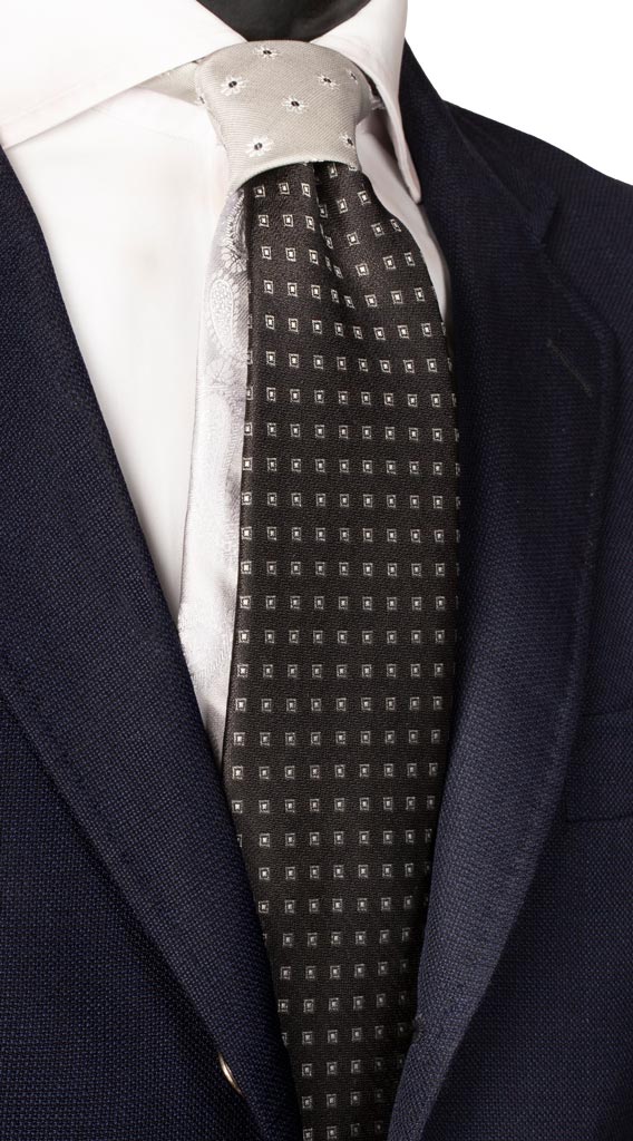 Cravatta Cerimonia Nera Fantasia Grigia Nodo in Contrasto Grigio a Fiori Made in Italy Graffeo Cravatte