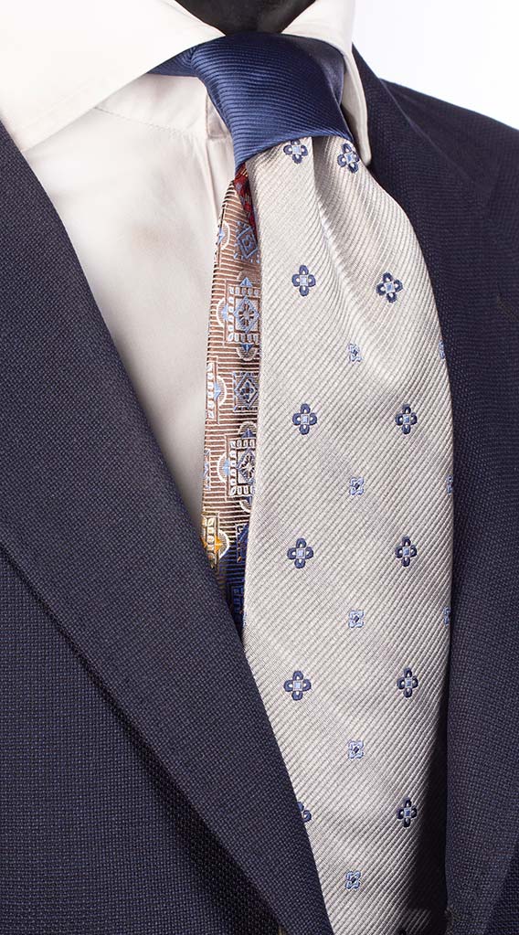 Cravatta Grigio Argento Fantasia Blu Celeste Nodo Blu Navy Righe Tono Su Tono Made in Italy Graffeo Cravatte