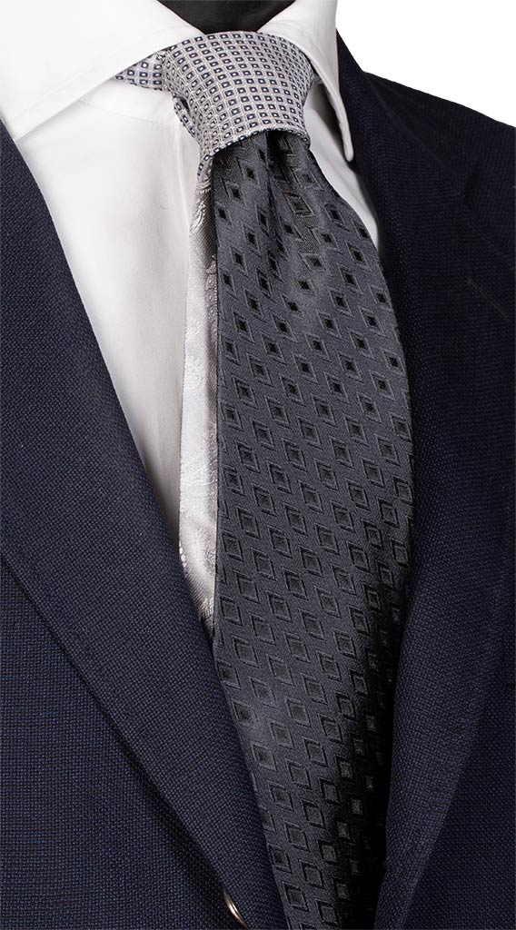 Cravatta Grigio Scuro Fantasia Nera Nodo in Contrasto Grigio Made in Italy Graffeo Cravatte