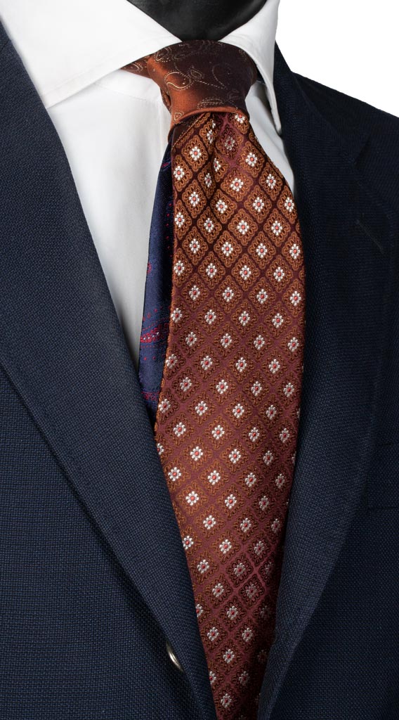 Cravatta Marrone Fantasia Bianca Nodo in Contrasto Marrone Paisley Made in Italy Graffeo Cravatte