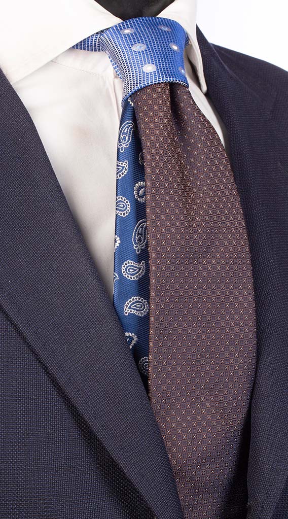Cravatta Marrone Fantasia Marrone Celeste Nodo In Contrasto Celeste Pois Celesti Bianchi Made in Italy Graffeo Cravatte