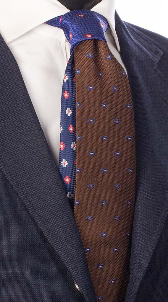 Cravatta Marrone Paisley Bluette Giallo Nodo in Contrasto Bluette Paisley Rosso Bianco Made in italy Graffeo Cravatte