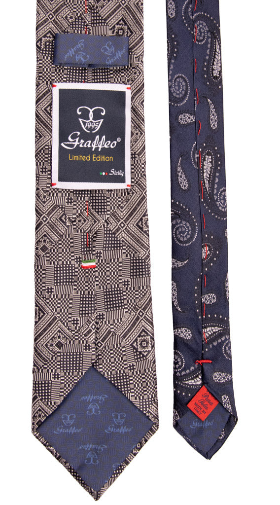 Cravatta Mosaico Patchwork di Seta Blu Grigio Argento Fantasia Made in Italy Graffeo Cravatte Pala