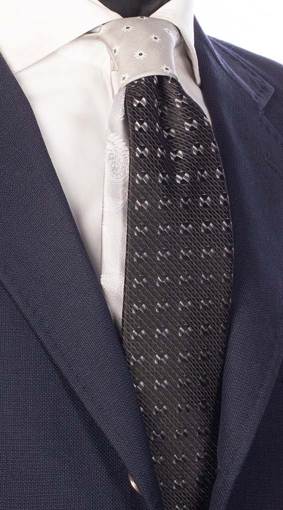 Cravatta Nera Fantasia Grigia Nodo in Contrasto Grigio a Fiori Grigio Chiaro Made in Italy Graffeo Cravatte