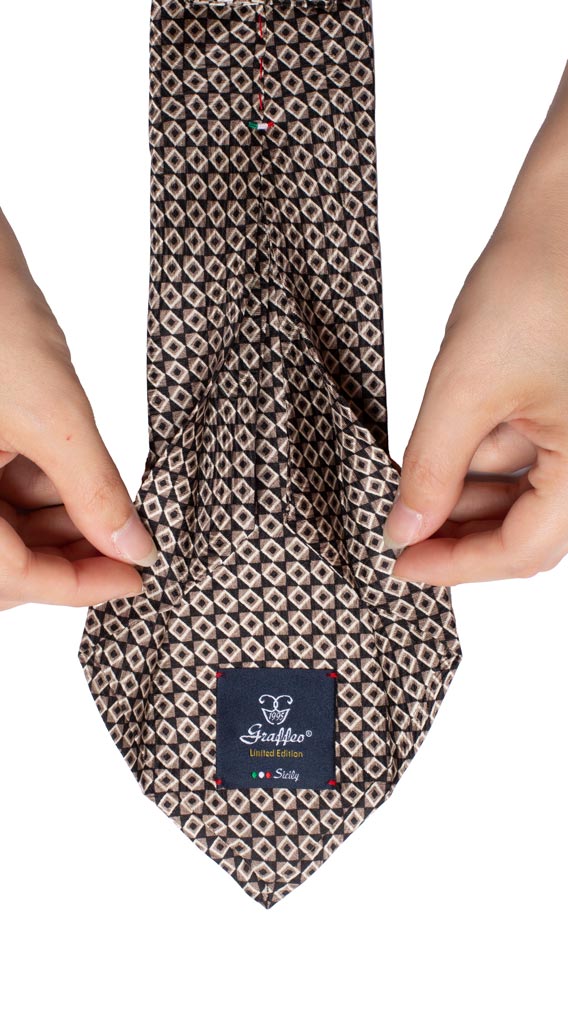 Cravatta Sette Pieghe Stampa di Seta Nera Fantasia Grigia Bianca Made in Italy Graffeo Cravatte Pala