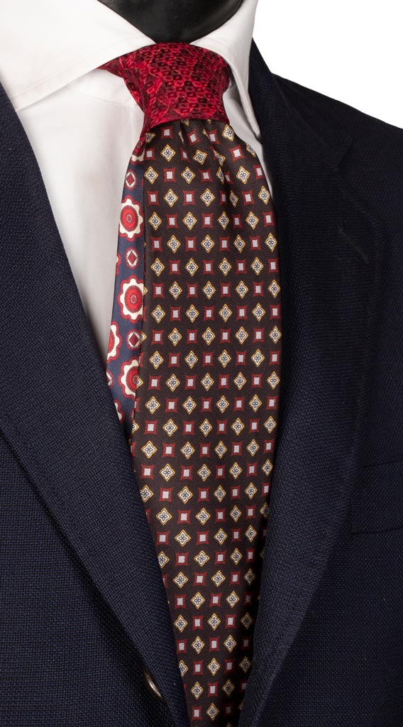 Cravatta Stampa Blu Fantasia Multicolor Nodo in Contrasto Rosso Bordeaux Fantasia Made in Italy Graffeo Cravatte