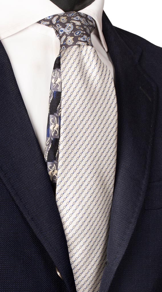 Cravatta Stampa Grigia Fantasia Nera Blu Nodo in Contrasto Nero Paisley Multicolor Made in Italy Graffeo Cravatte