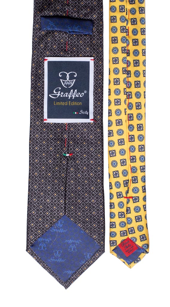 Cravatta Stampa di Seta Nera Fantasia Grigia Gialla Nodo in Contrasto Nero Grigio Giallo Made in Italy Graffeo Cavatte Pala