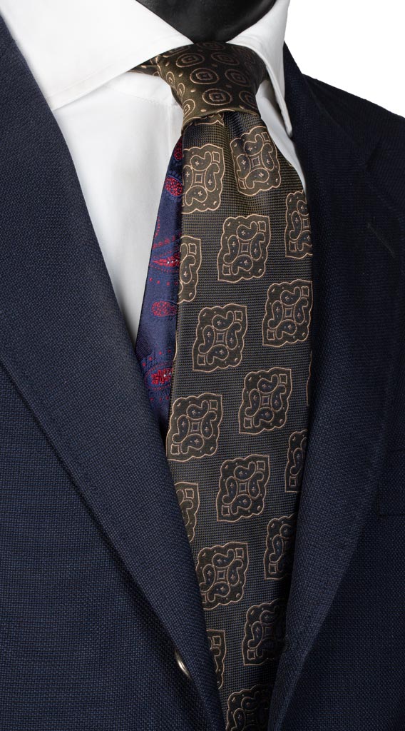 Cravatta Verde Oliva con Medaglioni Beige Nodo in Contrasto Verde Made in Italy Graffeo Cravatte