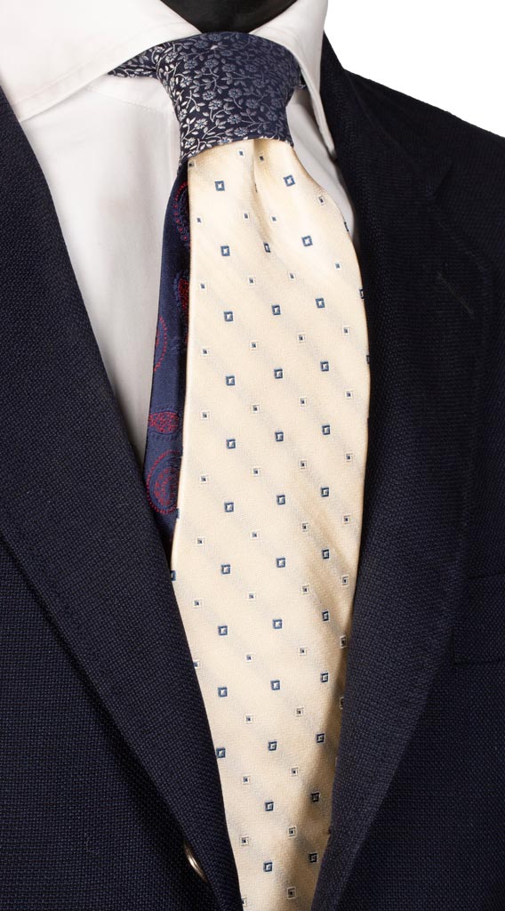 Cravatta color Crema Fantasia Blu Nodo in Contrasto Blu a Fiori Grigi Celesti Made in Italy Graffeo Cravatte