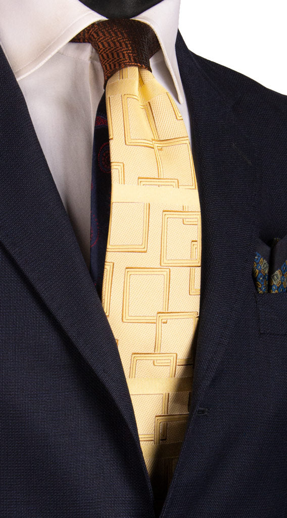 Cravatta Giallo Oro Fantasia Marrone Nodo in Contrasto Marrone Ruggine N3178 Made in Italy Graffeo Cravatte