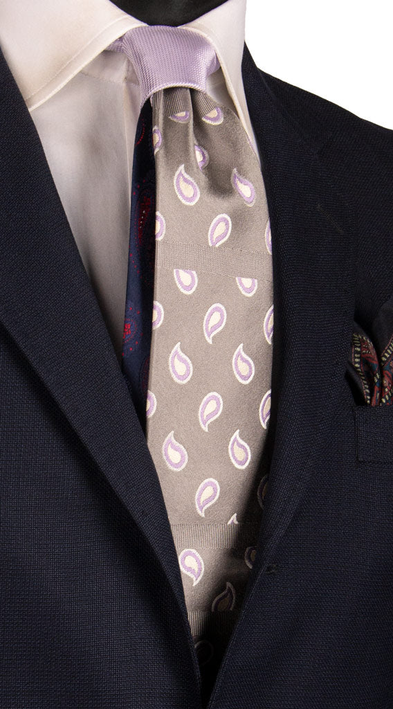 Cravatta Grigia Paisley Lilla Grigio Argento Nodo in Contrasto Lilla Tinta Unita N3224 Made in italy Graffeo Cravatte
