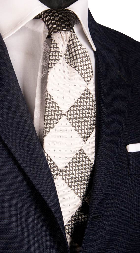 Cravatta Mosaico Patchwork Fantasia Nera Bianco Perla Grigio Argento Made in Italy Graffeo Cravatte