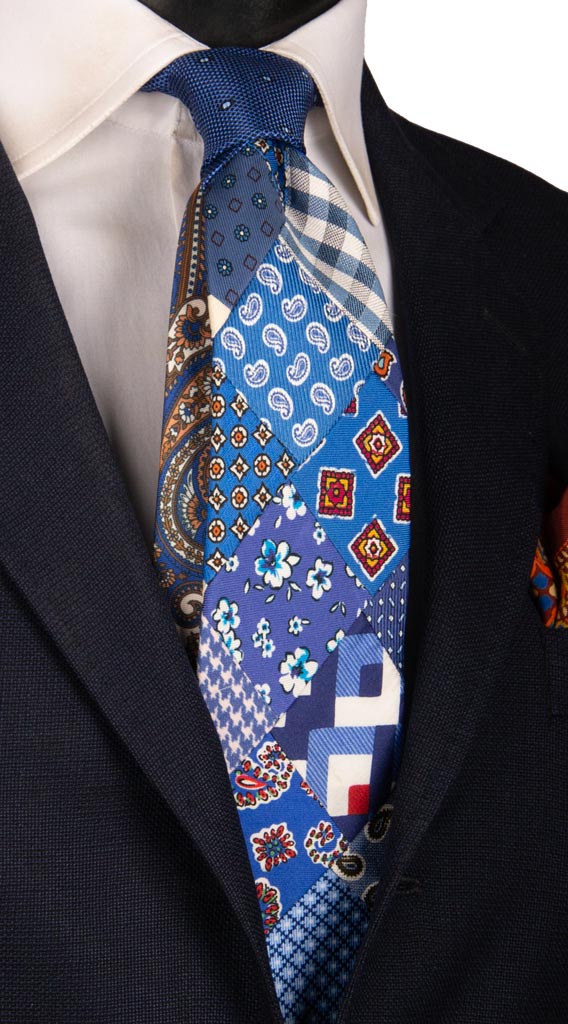 Cravatta Mosaico Patchwork Stampa di Seta Celeste Bluette Fantasia Multicolor PM719 Graffeo Cravatte Made in Italy
