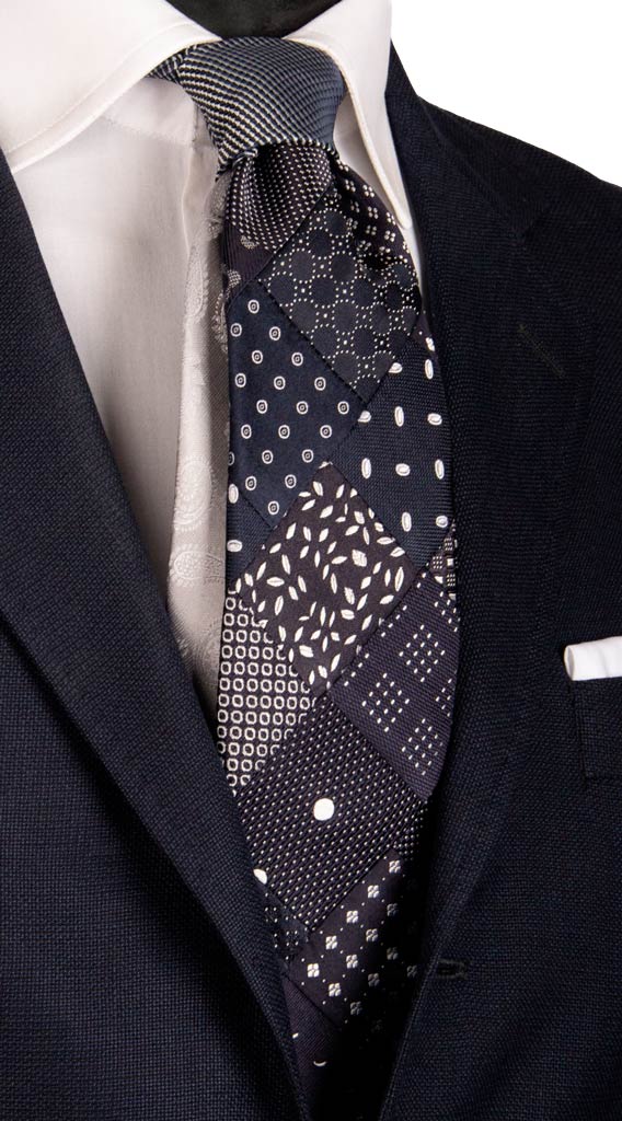 Cravatta Mosaico Patchwork di Seta Blu Grigio Argento Fantasia Made in Italy Graffeo Cravatte