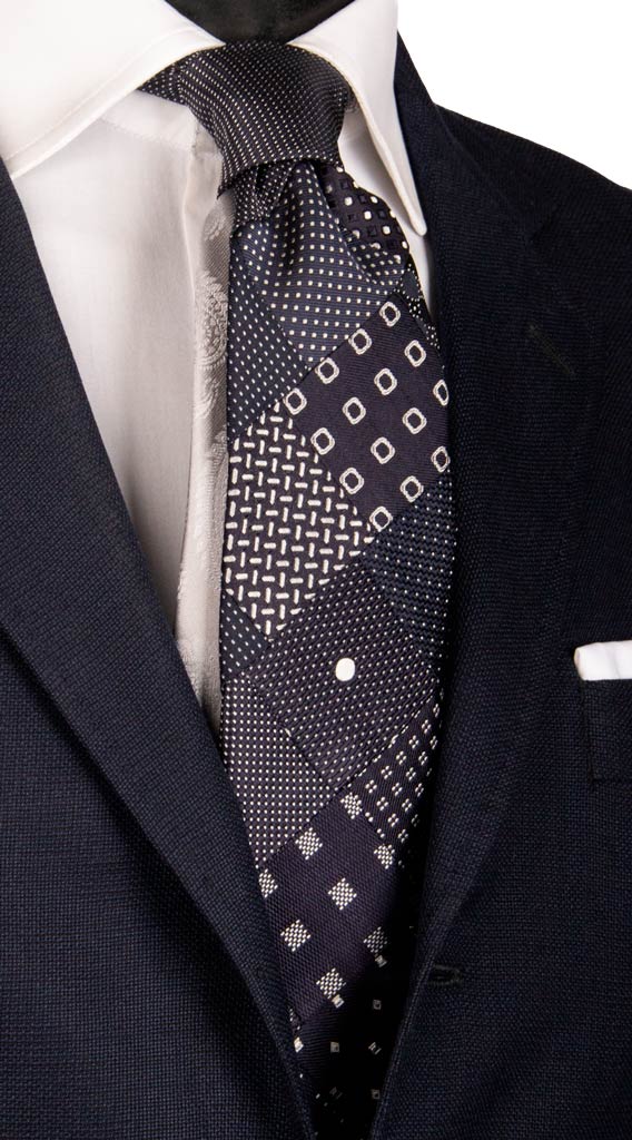 Cravatta Mosaico Patchwork di Seta Blu Grigio Argento Fantasia Made in italy Graffeo Cravatte