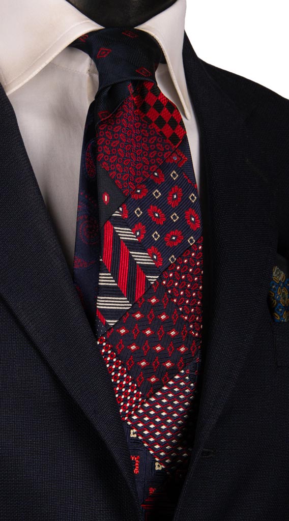 Cravatta Mosaico Patchwork di Seta Blu Rosso Fantasia PM802 Graffeo Cravatte Made in Italy