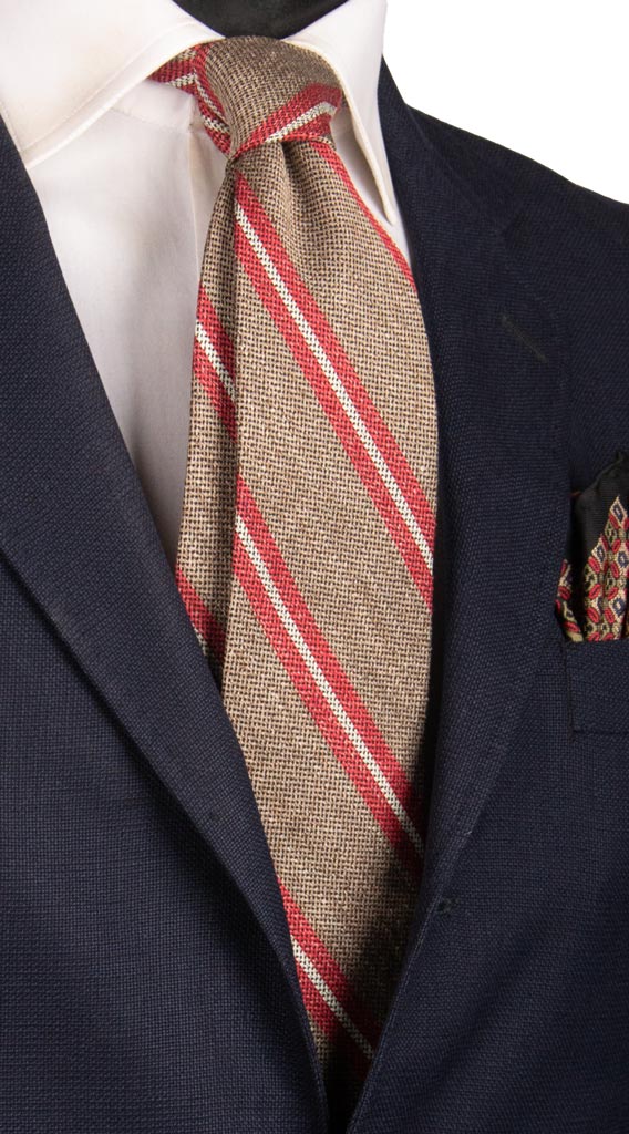Cravatta Regimental di Seta Tortora con Righe Rosse Bianche 6892 Made in Italy Graffeo Cravatte