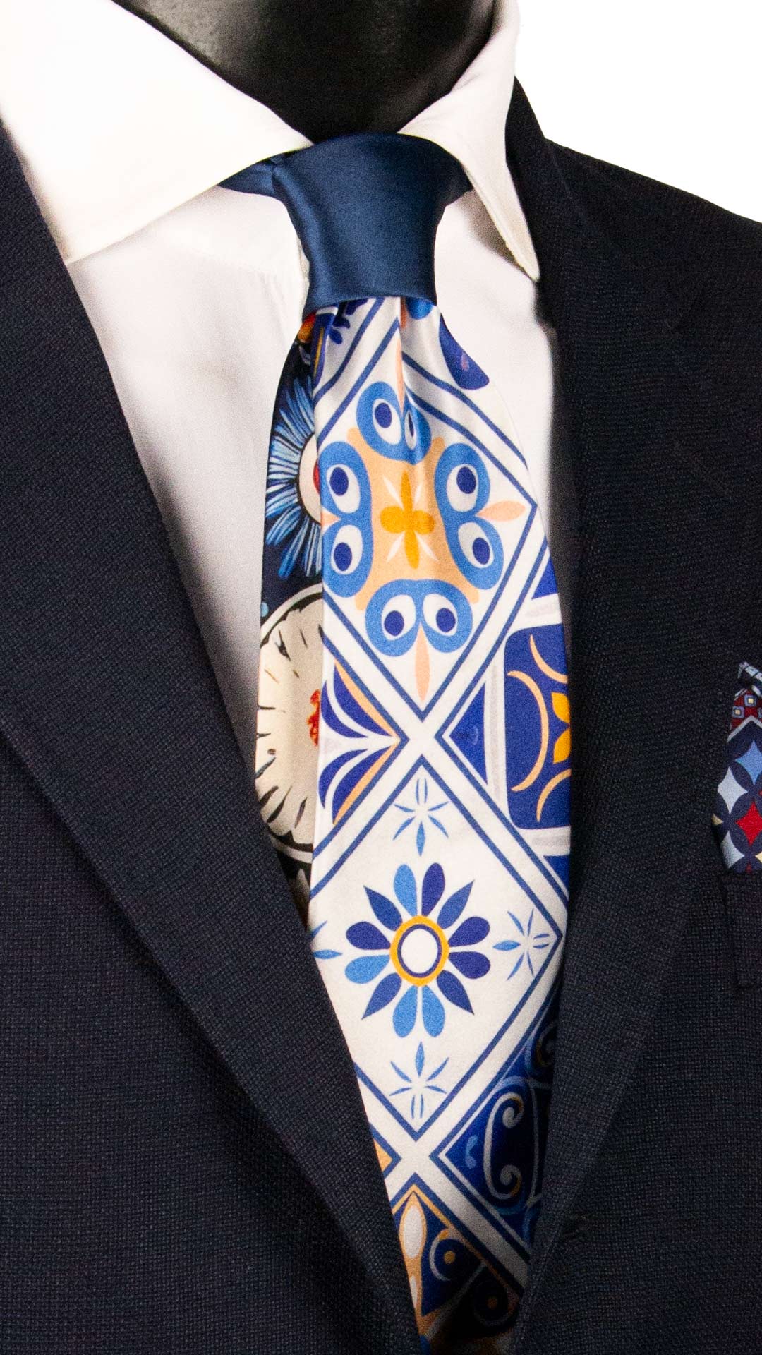 Cravatta Siciliana Stampa di Raso Bianca con Maioliche Giallo Ocra Blu Nodo in Contrasto Blu N3259 Made in Italy Graffeo Cravatte